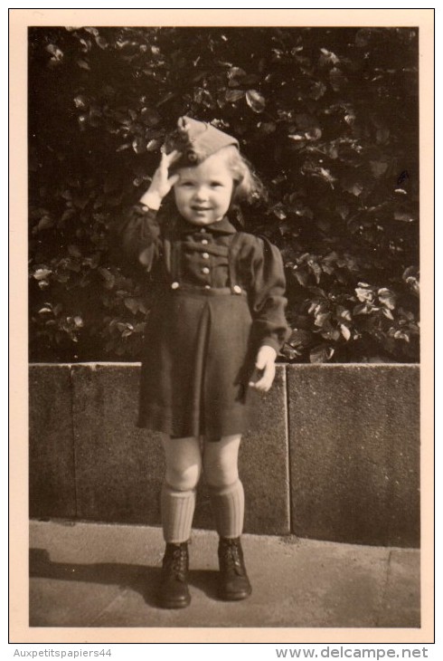 Photo Originale Guerre 39-45 - Enfant Et Patriotisme - Fillette Au Garde à Vous Avec Képi En Septembre 1941 - Kinbling - Oorlog, Militair