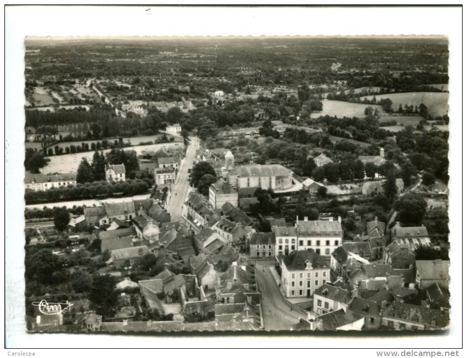 CP   LA GACILLY (56) LA MAIRIE ET LA RUE MONTAUBAN  VUE AERIENNE - La Gacilly