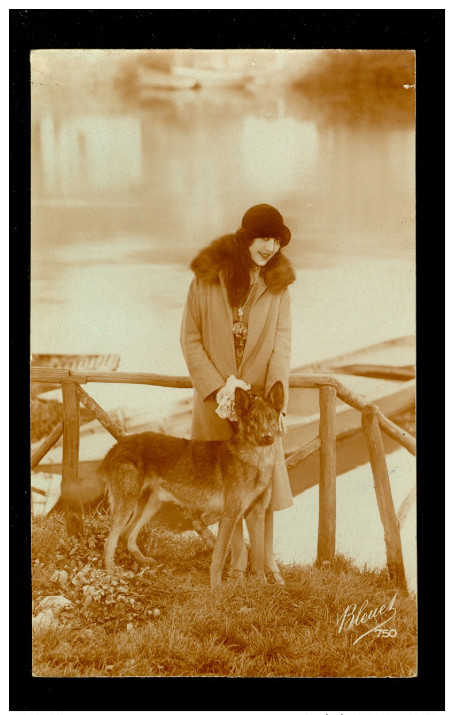 Chien  Hond  Femme  Vrouw - Honden