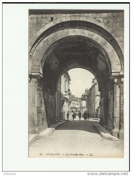 89 - CPA - AVALLON - LA GRANDE RUE - PERSONNAGES - 991 - Avallon