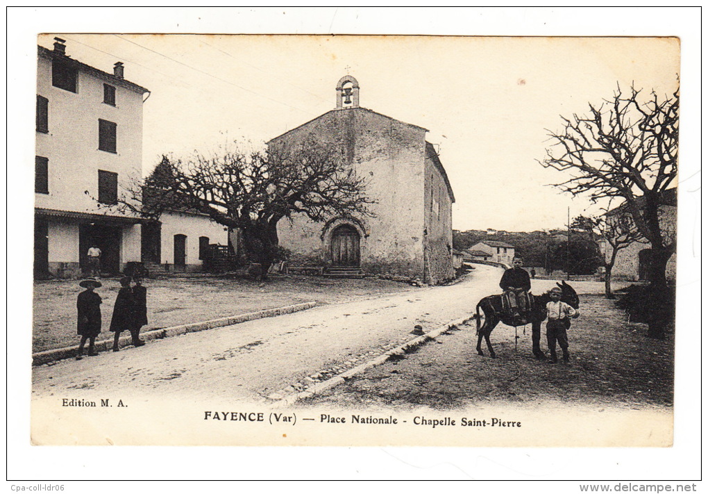 CPA (83) FAYENCE - Place Nationale - Chapelle Saint Pierre - Fayence