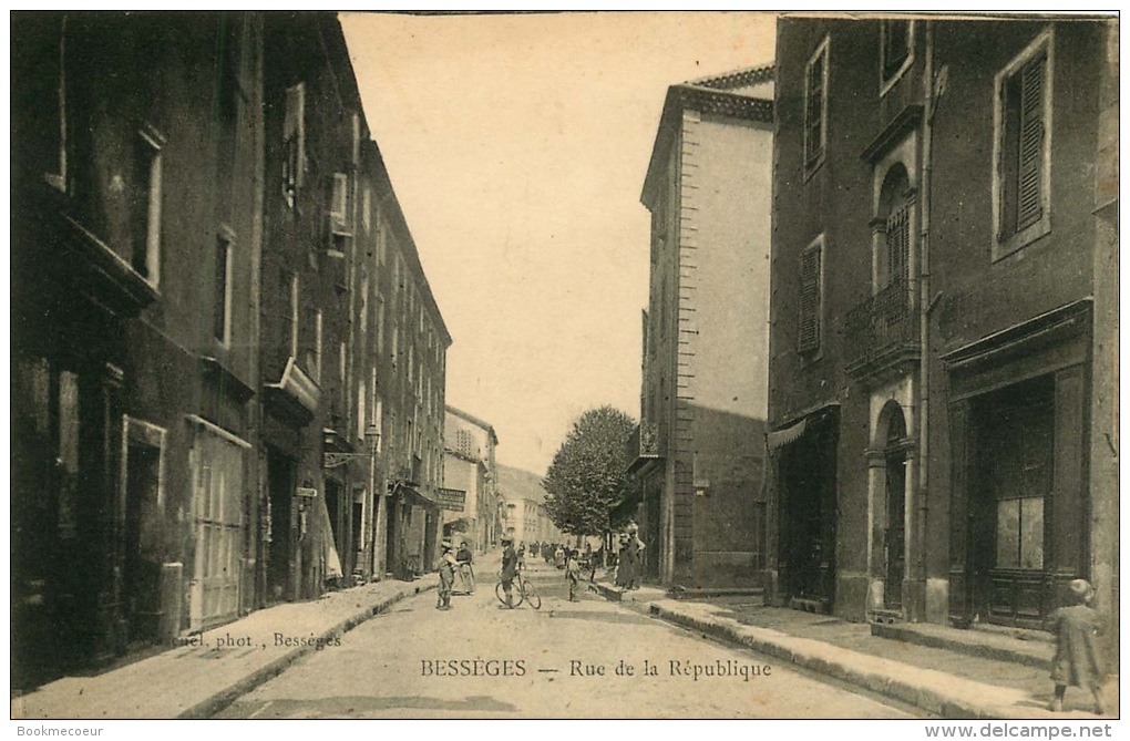 30  BESSEGES  RUE DE LA REPUBLIQUE - Bessèges