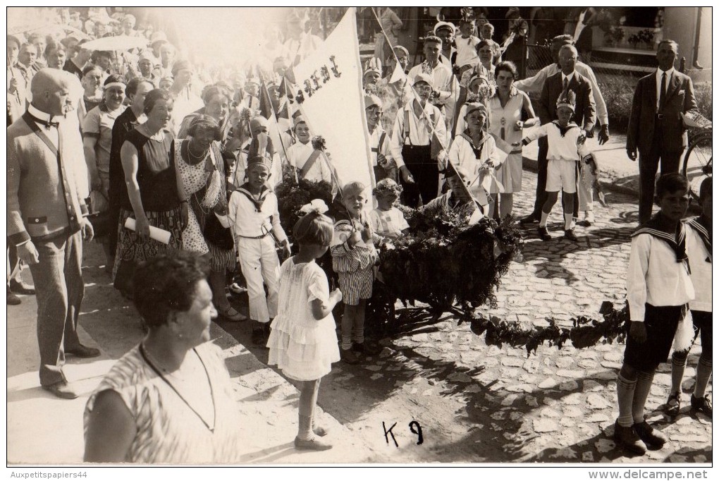 Carte Photo Originale Cavalcade - Défilé, Fête D'école Ou De Village - Procession - Char En Bateau Traîné Par Enfants - Bateaux