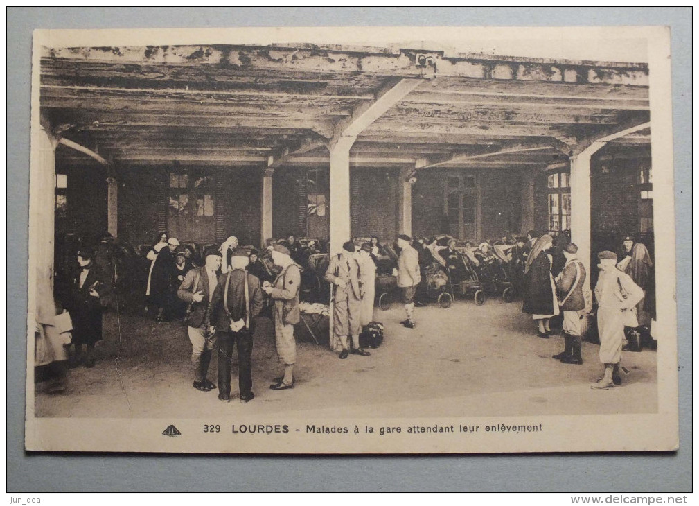 LOURDES - MALADES A LA GARE ATTENDANT LEUR ENLEVEMENT - 329 - Lourdes