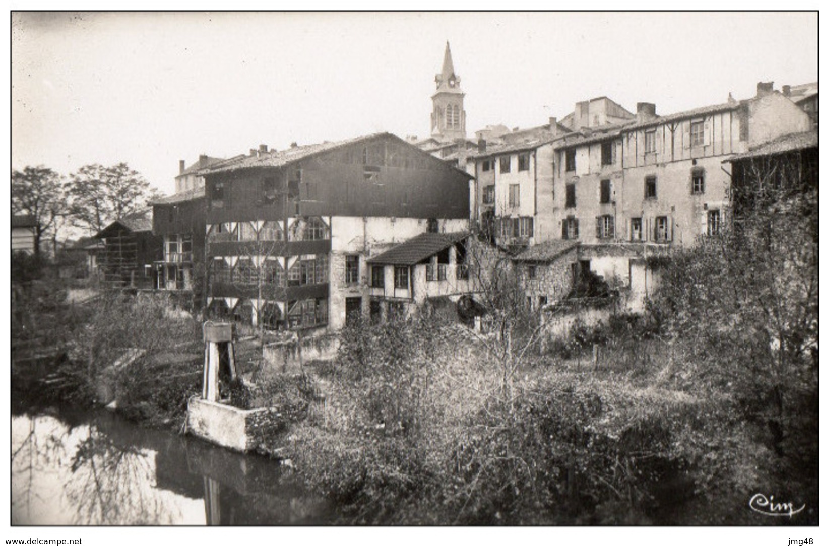 MARINGUES - CPSM Noir Et Blanc, Tanneries, Petit Chateau D'eau - Maringues