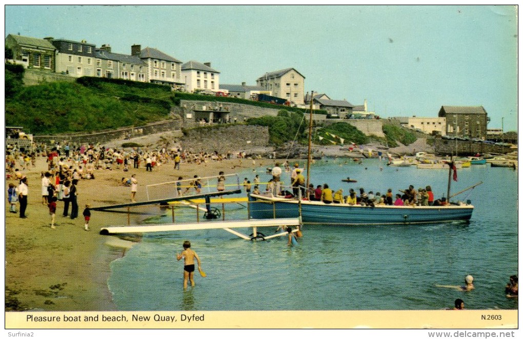 DYFED - NEW QUAY - PLEASURE BOAT AND BEACH Dyf198 - Cardiganshire