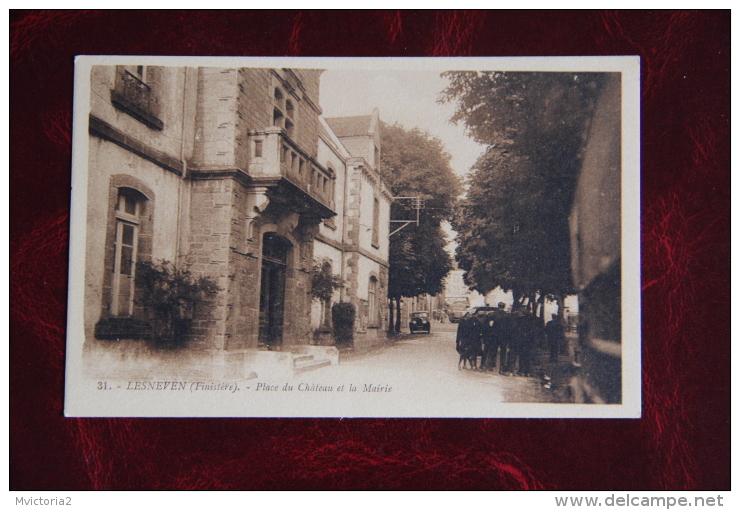 LESNEVEN - Place Du Château Et La Mairie - Lesneven