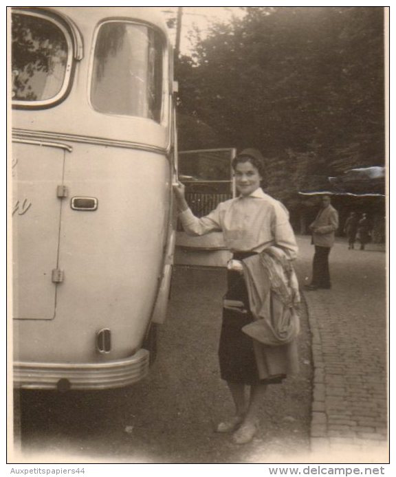 Photo Originale Autocar - Autobus - Car - Bus - Avec Jolie Jeune Fille Qui Tient La Poignée De La Porte Arrière Du Car - Automobili