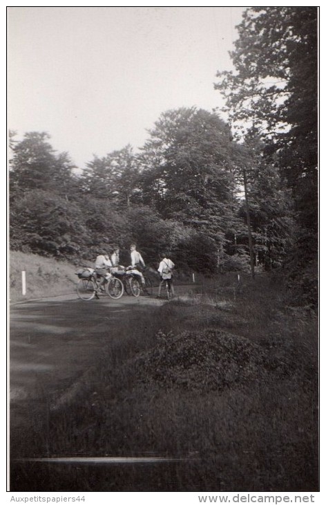 Photo Originale Vélo - 4 Jeunes Enfants à Bicyclette Chargées De Sacs à Dos - Vacances - Excursion - Bivouac - - Cyclisme