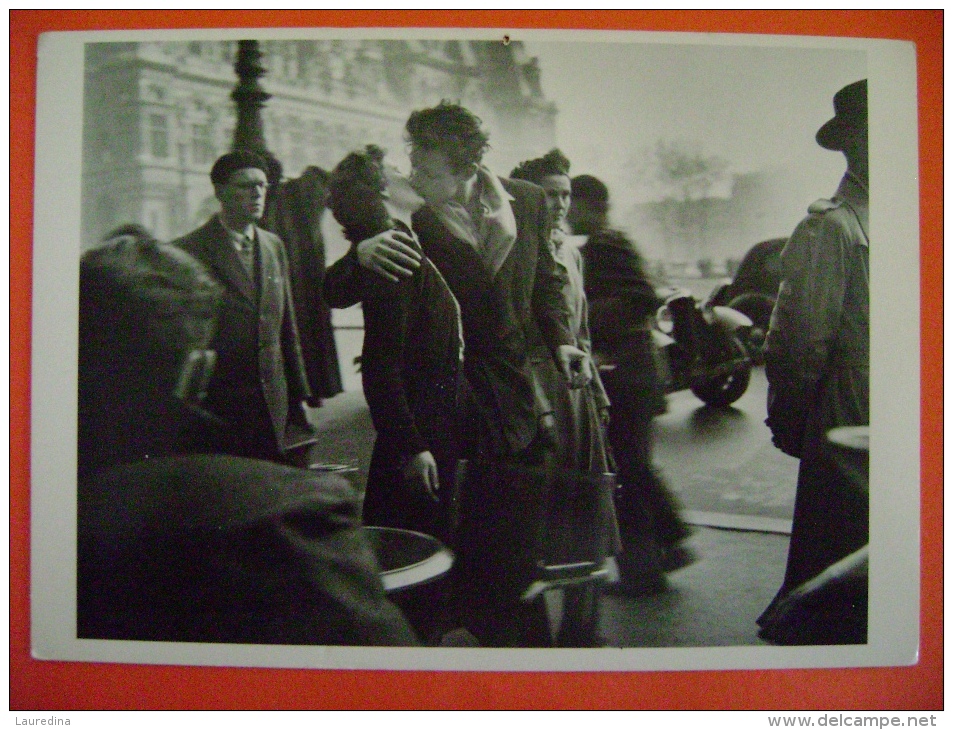 CPM PHOTO DE R. DOISNEAU  - KISS BY THE HOTEL DE VILLE PARIS 1950 - Doisneau