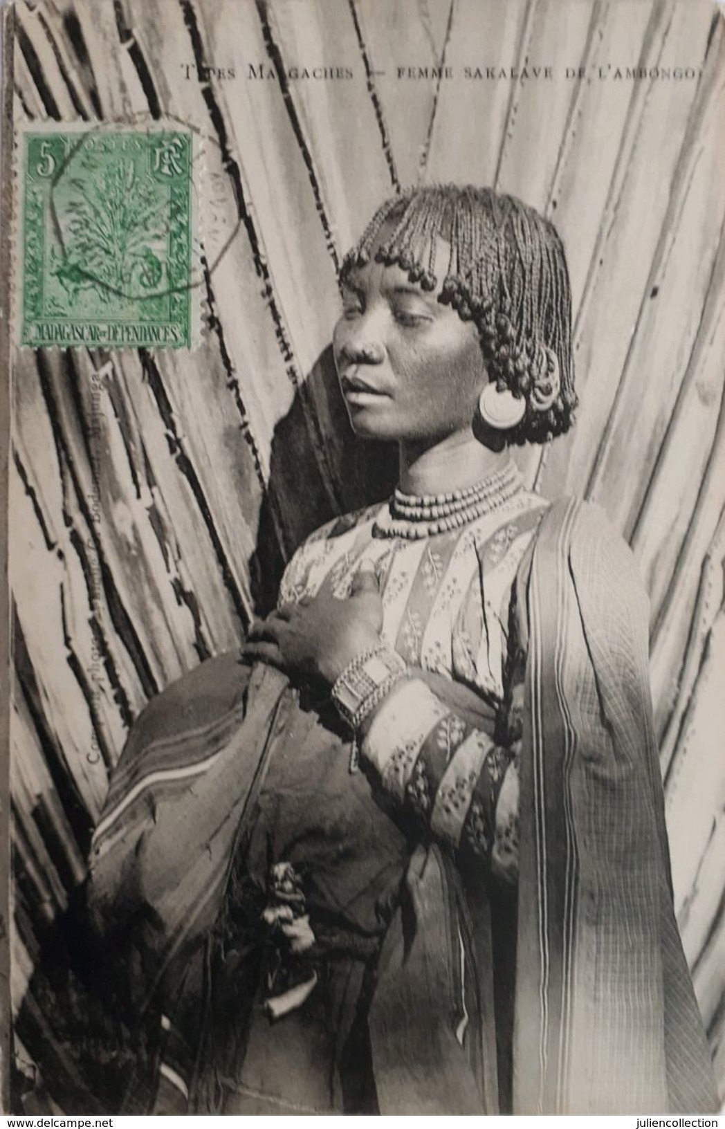CPA - Madagascar. Types Malgaches , Femme Sakalave De L 'ambongo . Voyagé Timbre Cachet Paquebot 1906 - Madagascar