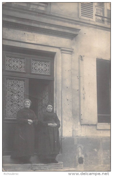 CARTE PHOTO DE FEMMES DEVANT UNE PORTE / LIEU A IDENTIFIER - Photographie