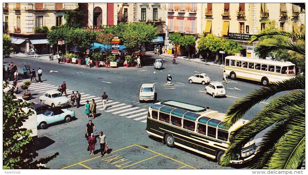 Sorrento: INNOCENTI 950 SPIDER, PIAGIO APE,RENAULT DAUPHINE, FIAT 500,600,PANORAMA-AUTOBUS,BUS - Piazza Tasso - (Italia) - Toerisme