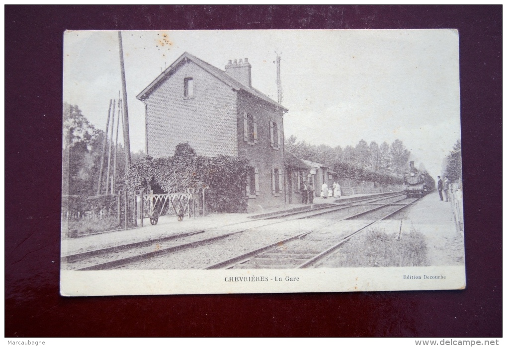 1 CP Chevrières La Gare, Animée, Train - Autres & Non Classés