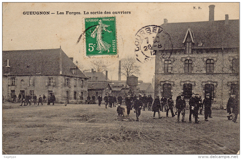 71 Saone Et Loire : CP GUEUGNON - USINE LES FORGES - LA SORTIE DES OUVRIERS - Avant 1912 ! - Gueugnon