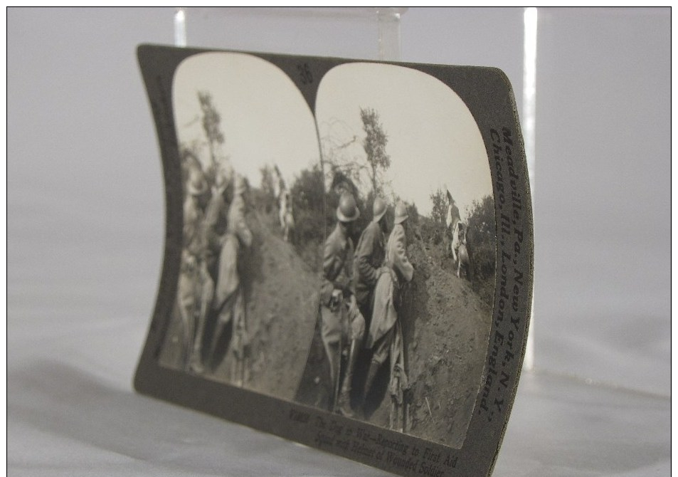 WWI.LE CHIEN DANS LA GUERRE RAPPORTE A L'éQUIPE  DE SECOURS LE CASQUE D'UN SOLDAT BLESSé.           A37. - Photos Stéréoscopiques