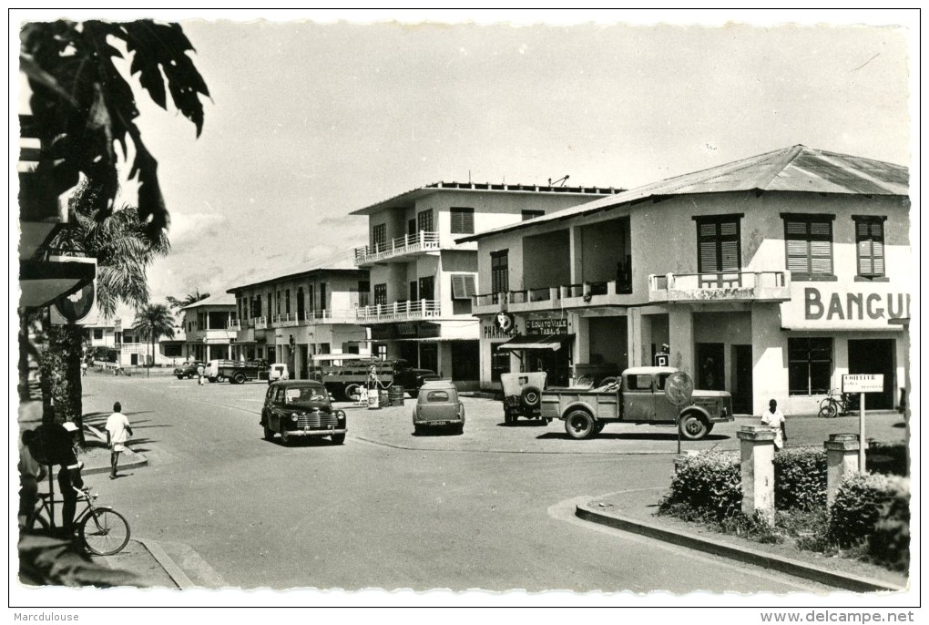 République Centrafricaine. Ex Afrique équatoriale Française. Bangui. Le Centre Commercial. Envoyée En 1956. - Centrafricaine (République)