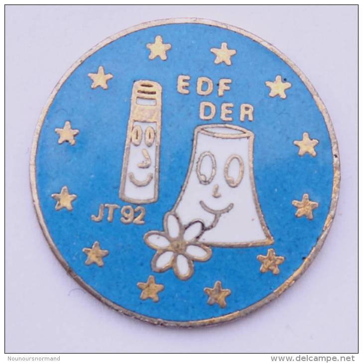 Pin's  EDF GDF - EDF DER - JT 92 - Cheminée De Centrale Nucléaire - Drapeau Européen - F100 - EDF GDF