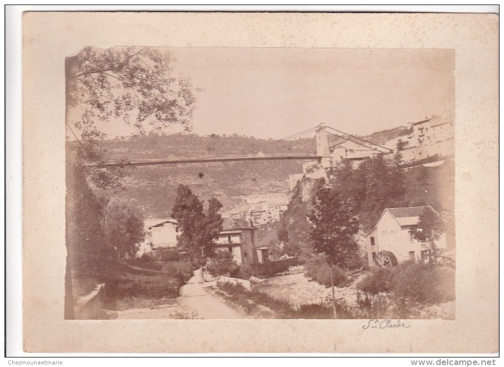 JURA - SAINT ST CLAUDE - VUE SUR LE PONT ET LA FONDERIE DE BRONZE - PHOTO SUR SUPPORT CARTONNE 20.5 X 15 CM - Lieux