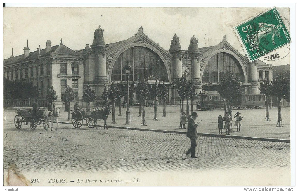 37   Tours ,  La Gare  Place - Gares - Sans Trains