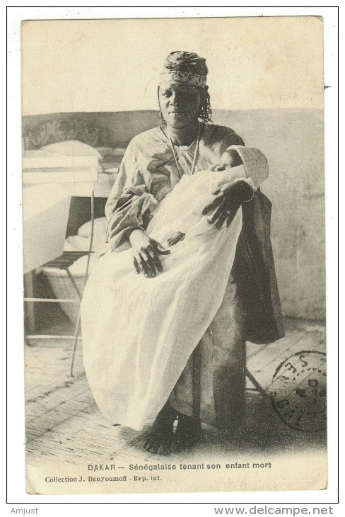 Afrique Occidentale // Sénégal/ Sénégalaise Tenant Son Enfant Mort - Sénégal