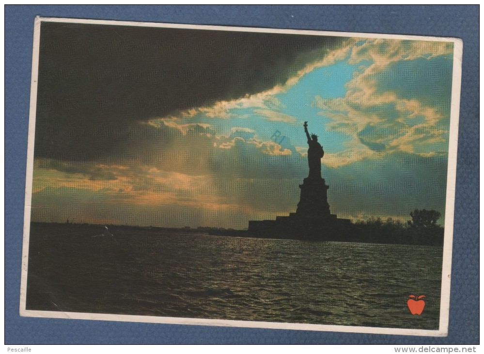 CP STATUE OF LIBERTY LIBERTY ISLAND N.Y. - NEW YORK BAY - MANHATTAN POST CARD PUB. Co. INC. 11385 - CIRCULEE - Estatua De La Libertad