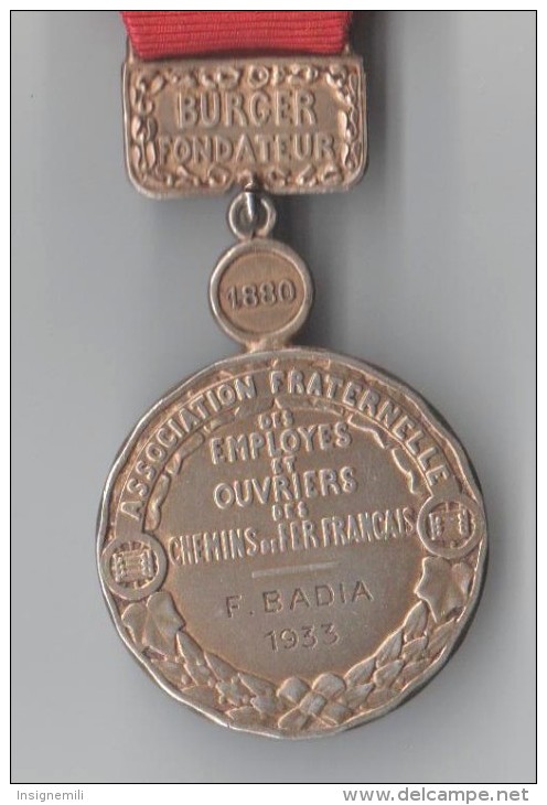 MEDAILLE EN ARGENT  DES EMPLOYES ET OUVRIERS DES CHEMINS DE FER FRANCAIS Avec Rosette  - Attribuée En 1933 - Ferrocarril