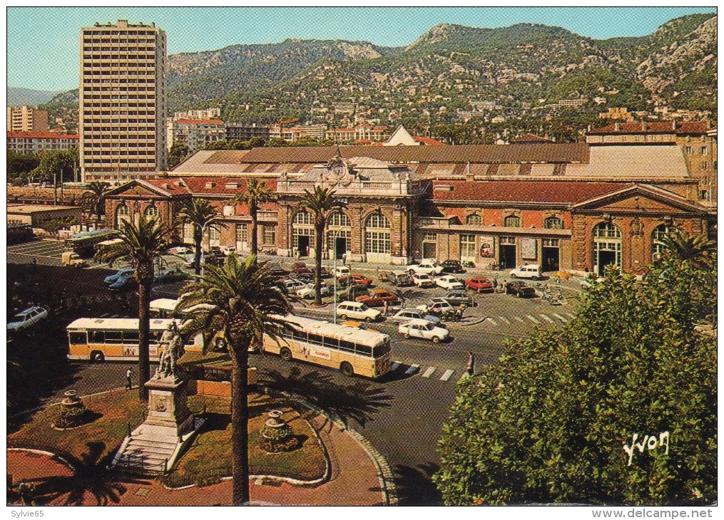 TOULON - Var : Place De L´Europe,la Gare.(autobus En Premier Plan,404 Peugeot, Citroên Etc..) - Toulon