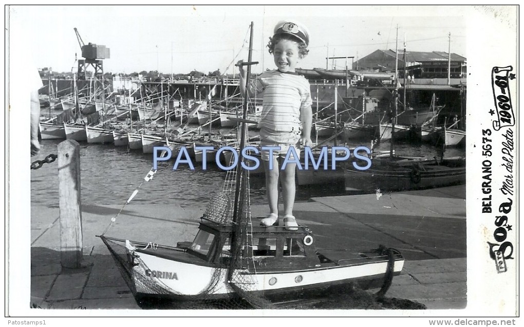 30112 ARGENTINA MAR DEL PLATA PUERTO PORT & BOY IN SHIP TOY YEAR 1951 BREAK PHOTO NO POSTAL POSTCARD - Non Classés