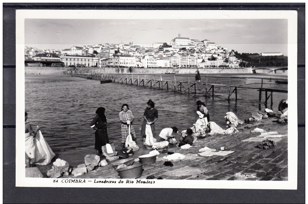 COIMBRA.LAVADEIRAS DO RIO MONDEGO E VISTA GERAL   NAO CIRCULADA 1955 - Coimbra