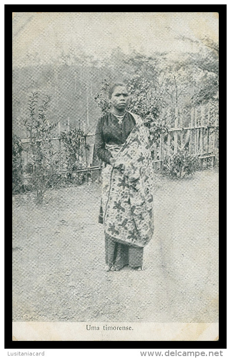 ASIA - TIMOR  - COSTUMES - Uma Timorense   Carte Postale - Timor Oriental