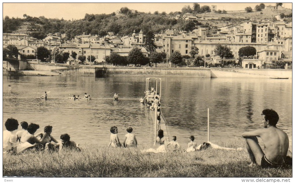 Trévoux. La Plage Et La Ville. Animée. - Trévoux