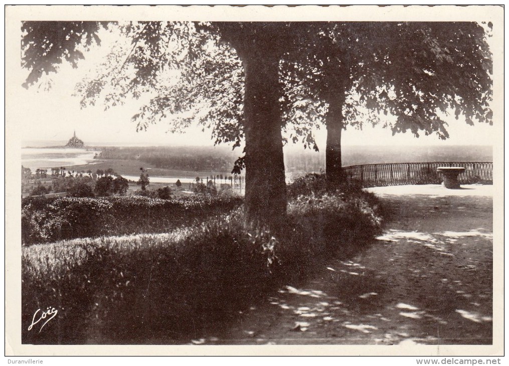 50 - Avranches - Le Jardin Public Et Vue Sur La Baie Du Mont St Michel. 1947 - Avranches