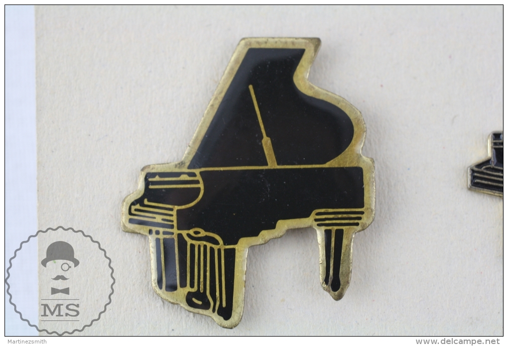 Black Colour Piano Pin Badge  #PLS - Música