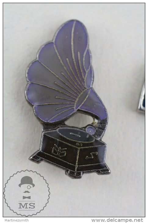 Old Gramophone Pin Badge  #PLS - Music