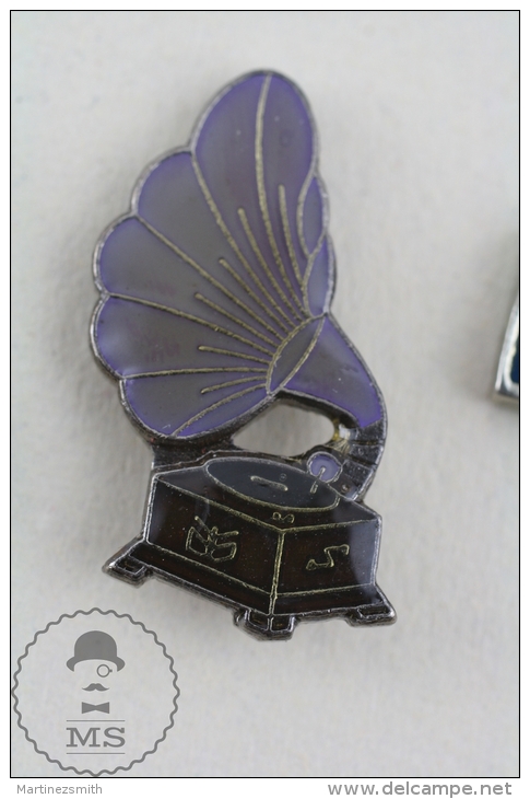 Old Gramophone Pin Badge  #PLS - Música