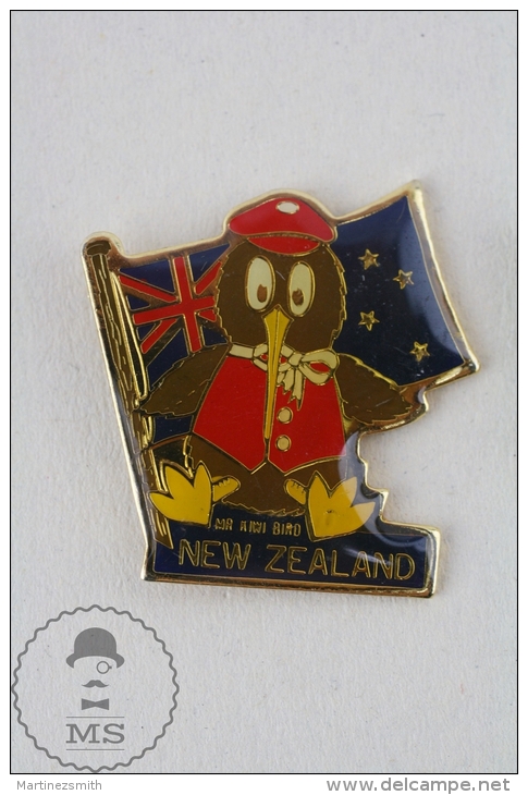 New Zealand Mr Kiwi Bird And Flag  Pin Badges  #PLS - Ciudades