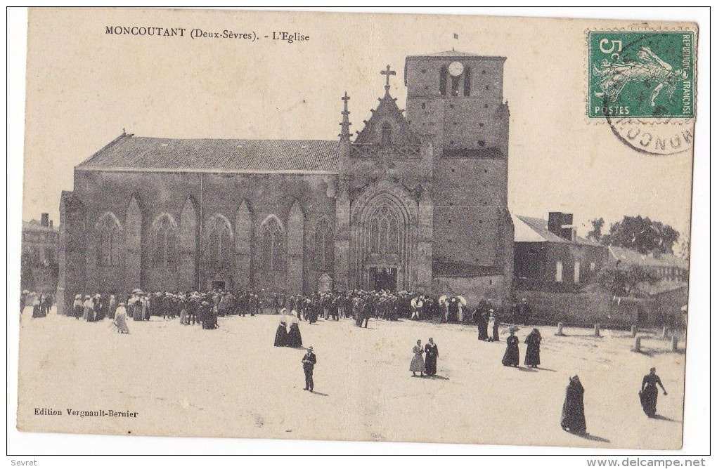 MONCOUTANT  -  L'Eglise - Sortie De Messe. - Moncoutant