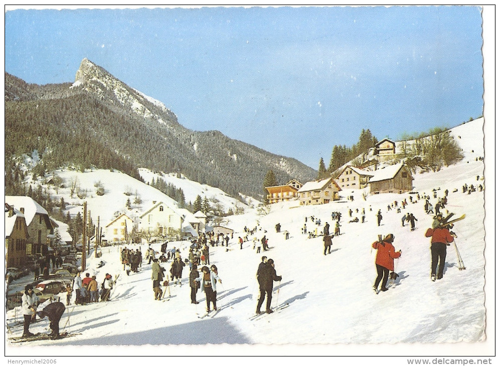 38 - Isère - Saint St Pierre De Chartreuse L'arrivée Des Pistes De La Sciaz Animée Au Fond Le Grand Som - Chartreuse