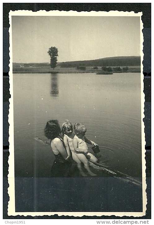 PHOTO ORIGINALE -  ENFANTS NUS DANS LES BRAS DE LEUR MERE - Personnes Anonymes