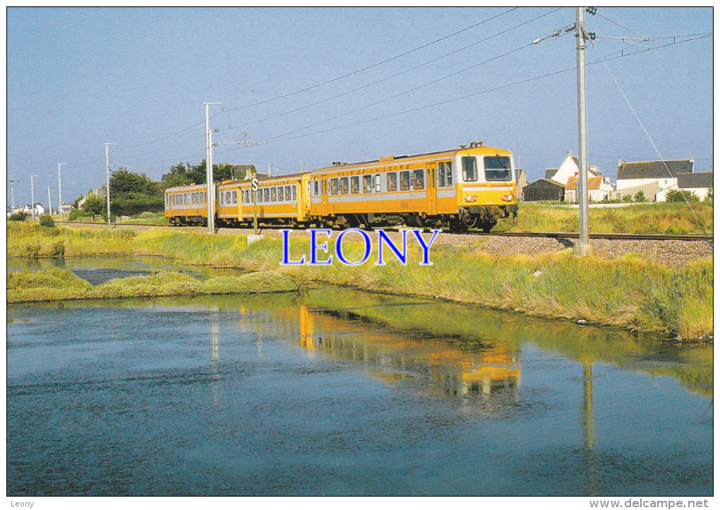 CPM  " TRAIN Régional NANTES - LE CROISIC Passe à KERMOISAN Composé De 2 AUTORAILS X 92100 - Juillet 1987 - Eisenbahnen