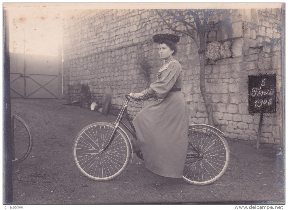 PHOTO ANCIENNE - FEMME ELEGANTE - VELO - BIKE - CYCLISME - Ciclismo