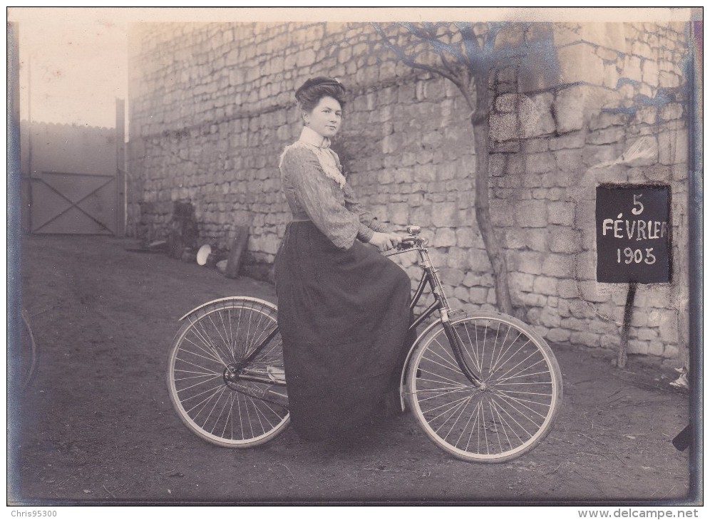 PHOTO ANCIENNE - FEMME ELEGANTE - VELO - BIKE - CYCLISME - Ciclismo