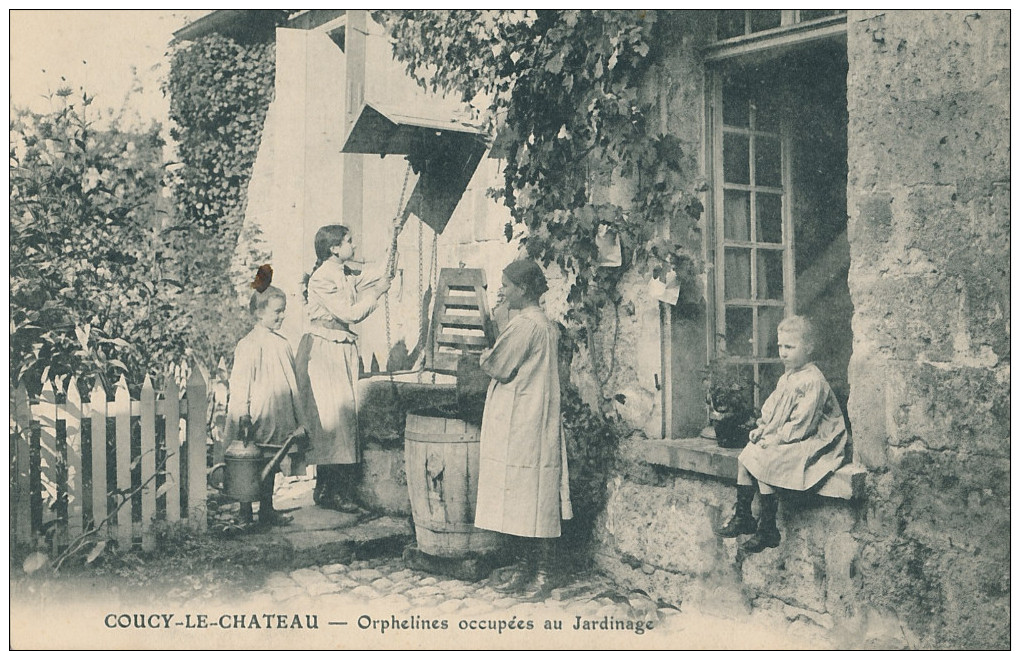 Coucy Le Chateau. Orphelines Occupées Au Jardinage - Andere & Zonder Classificatie