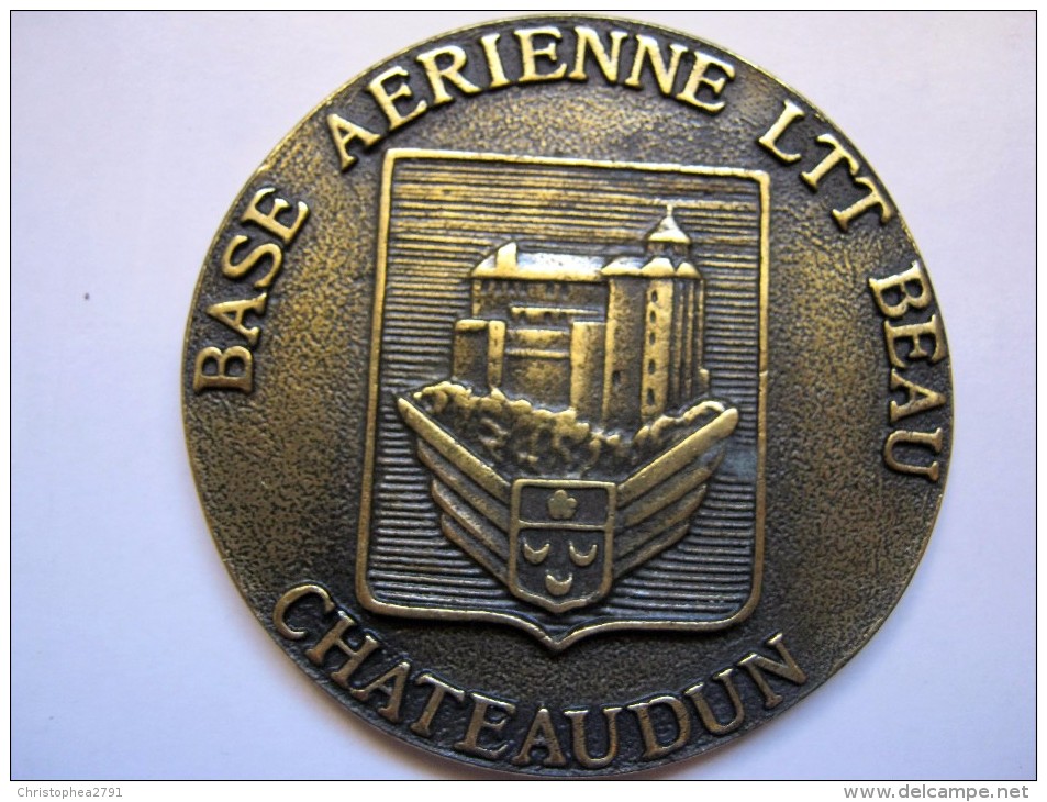 INSIGNE BRONZE BASE AERIENNE PLAQUE DE TABLE LA B.A LTT BEAU DE CHATEAUDUN 28 ETAT EXCELLENT - Armée De L'air