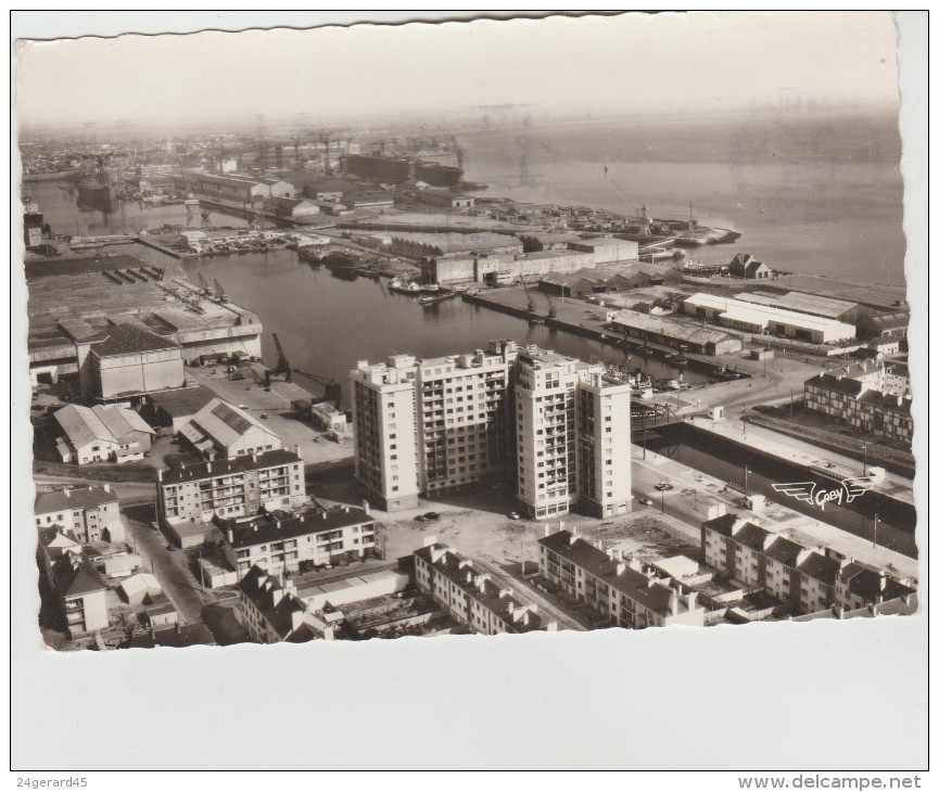 CPSM SAINT NAZAIRE (Loire Atlantique) - La France Vue Du Ciel....le Port Et Building (De Noyers Et Bourineau Arch.) - Saint Nazaire