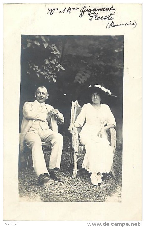 - Pays Divers - Ref- F811 - Roumanie - Romania - Ploesti - Carte Photo Couple Dans Un Jardin - Carte Photo Bon Etat - - Roumanie