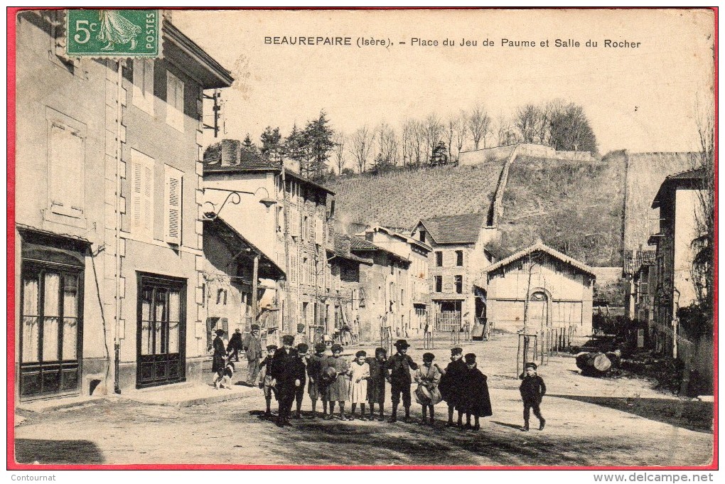 RARE CPA 38 BEAUREPAIRE Place Du Jeu De Paume Et Salle Du Rocher ( Groupe D´ Enfants - Beaurepaire