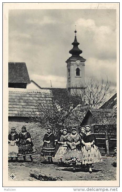 - Pays Divers - Ref- F733 - Hongrie - Hungary - Jeunes Filles De Szekszard En Costume National - - Hongrie