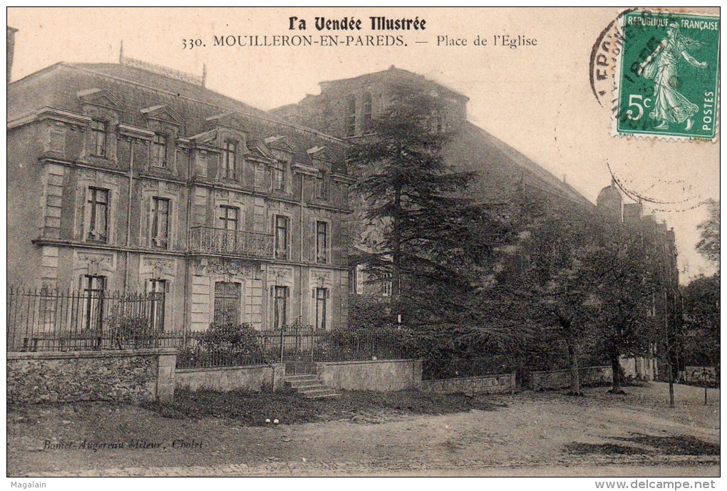 Mouilleron En Pareds : Place De L'église - Mouilleron En Pareds